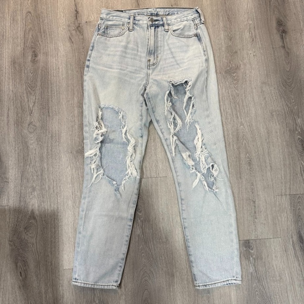 American Eagle Jeans Womens 4 Light Wash Mom Jean Distressed High Rise 28x28 - Picture 1 of 8